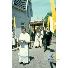 Processie Lobith met oa priester C. Hendriks
